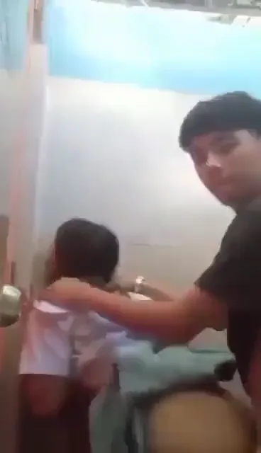 বান্ধবীকে টয়লেটে চুদছে