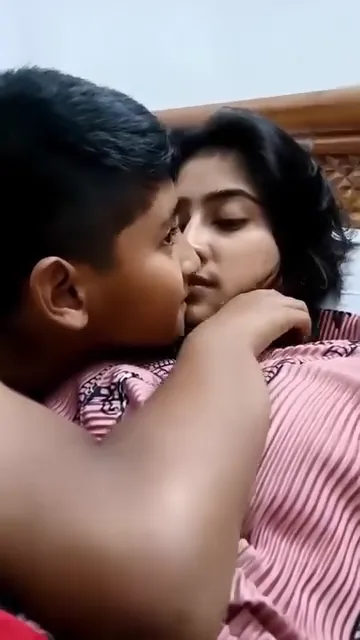 বড় বোনের জালা মিটাচ্ছে